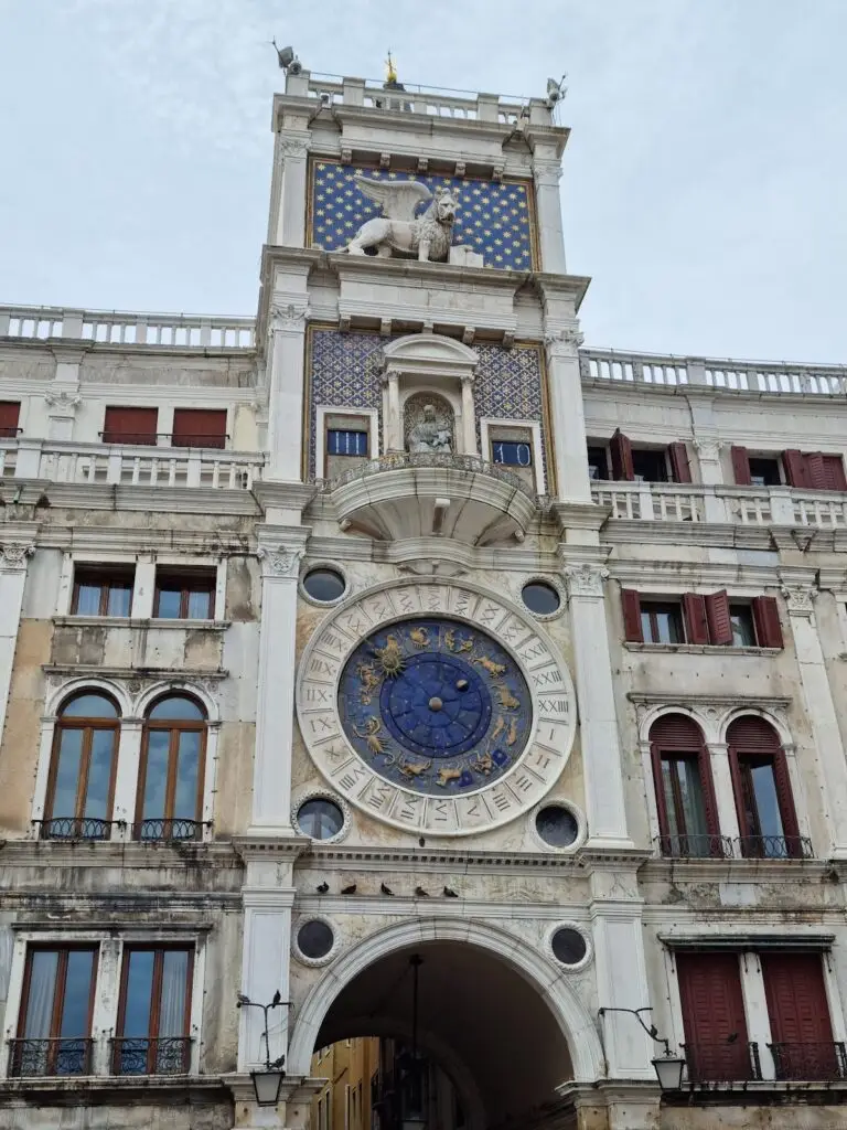 Torre dell'orologio astronomico a Venezia.