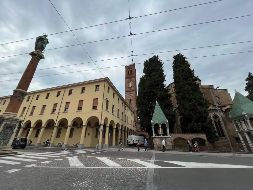 Scorcio urbano con statua e architettura storica italiana.