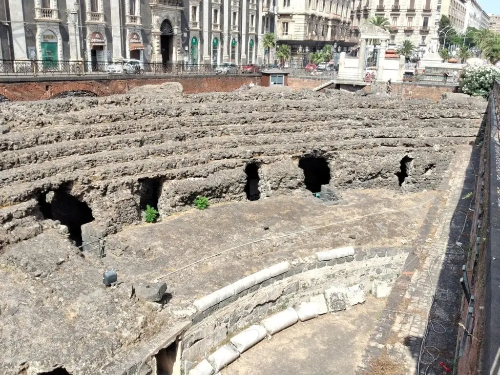 Rovine antiche in città moderna.