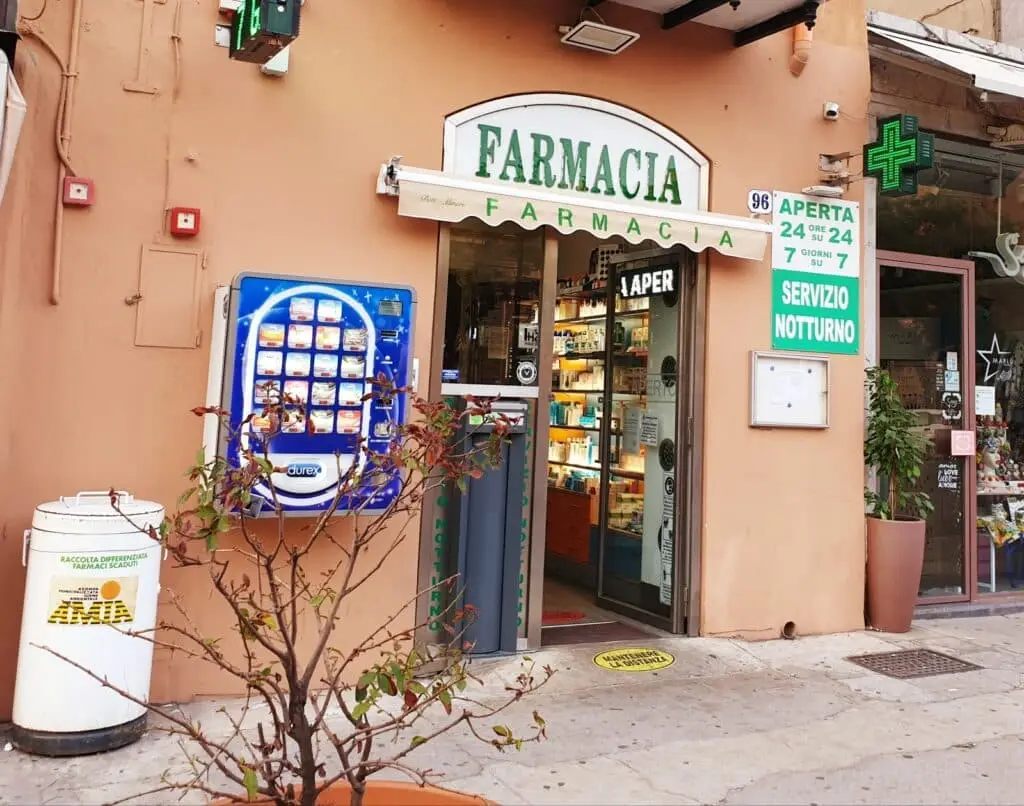 Insegna luminosa di farmacia aperta 24/7.