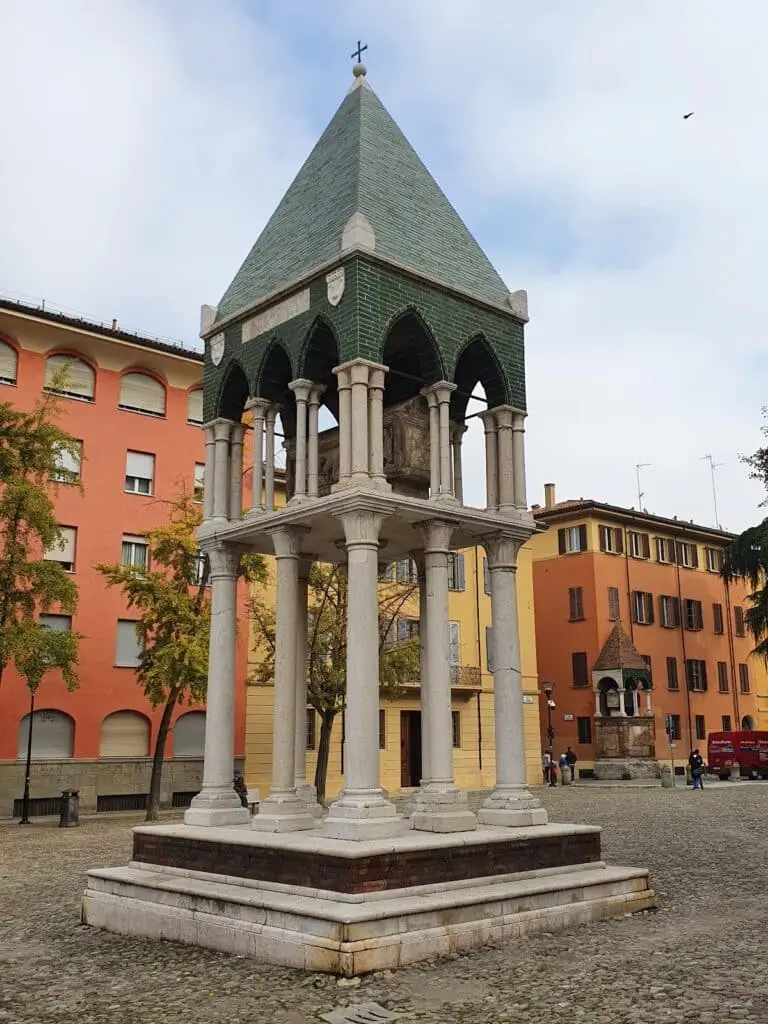 Tempio votivo storico in piazza cittadina.