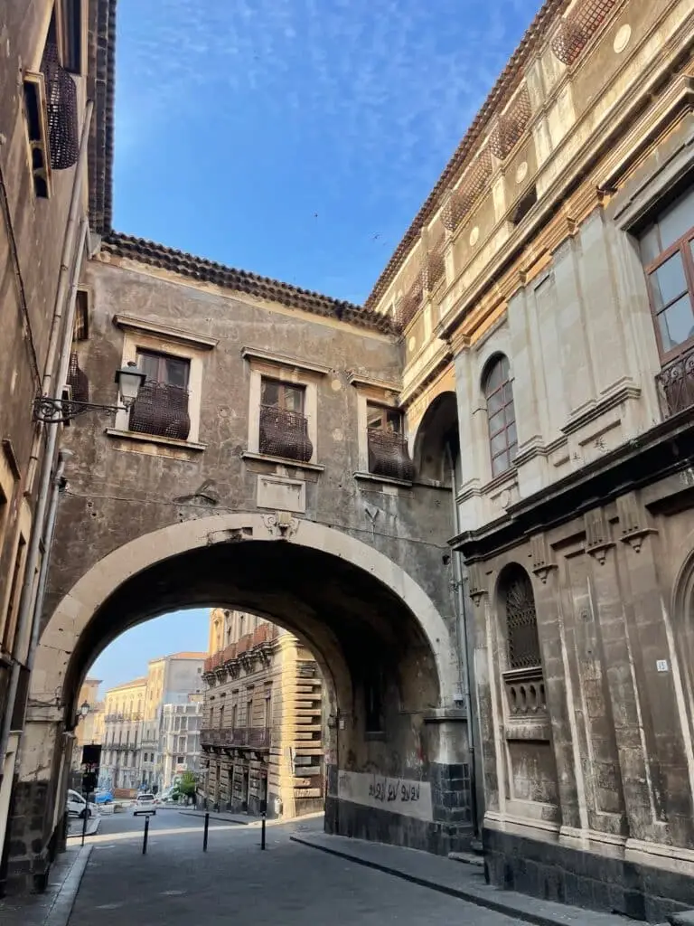 Arco storico in strada cittadina italiana.