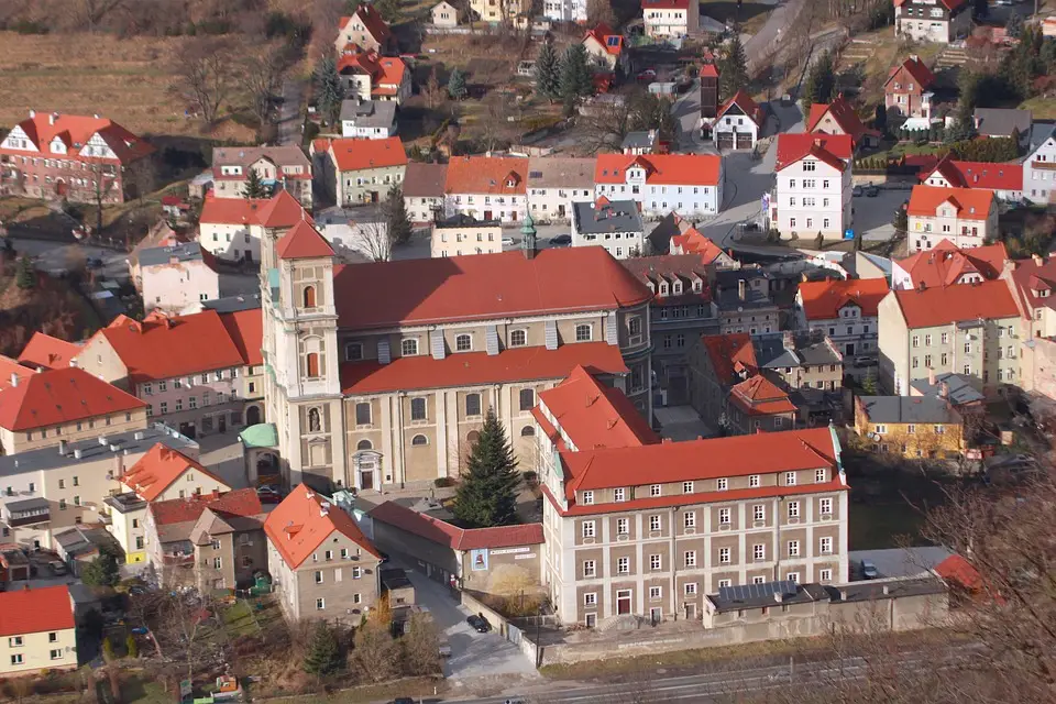 Veduta aerea di un pittoresco borgo europeo.