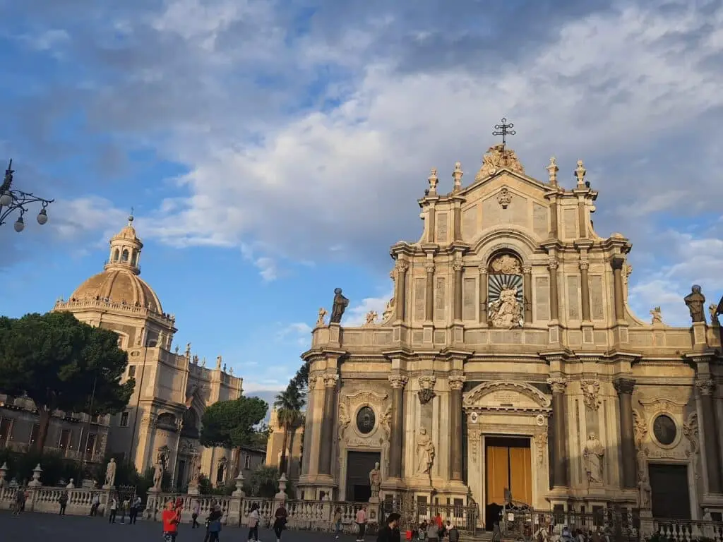 Cattedrale barocca sotto cielo nuvoloso.