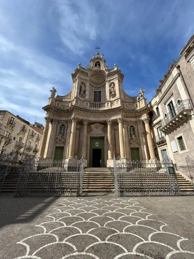 Facciata barocca di una cattedrale italiana.