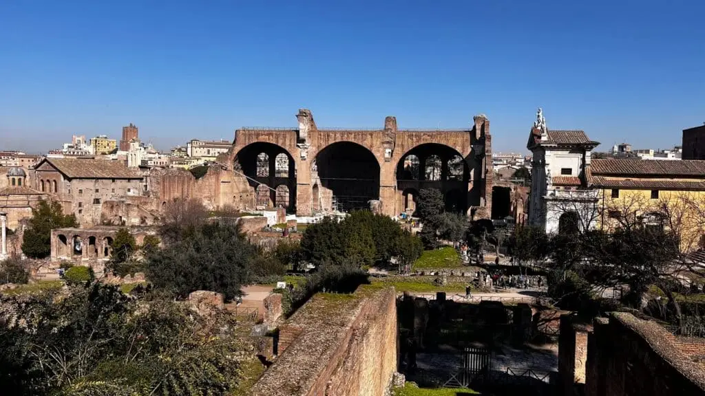 Basilica di Massenzio, Roma antica, cielo sereno.