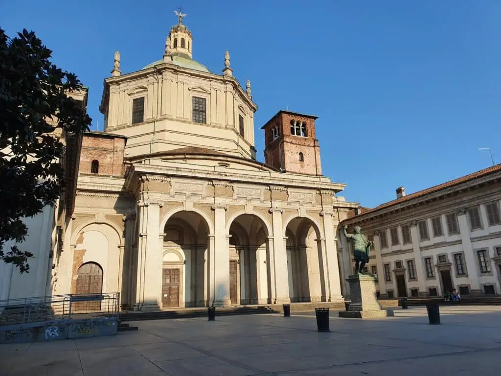 Basilica storica con colonnato in Italia.