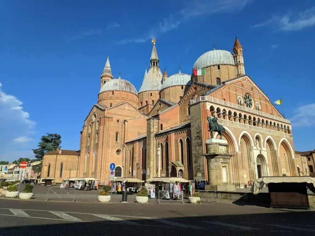 Basilica palladiana sotto cielo azzurro.