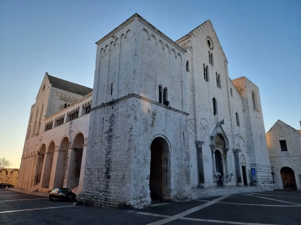 Basilica romanica in pietra al tramonto.