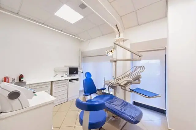 Studio dentistico moderno e attrezzato.