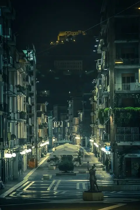 Straße bei Nacht mit Blick auf Festung.