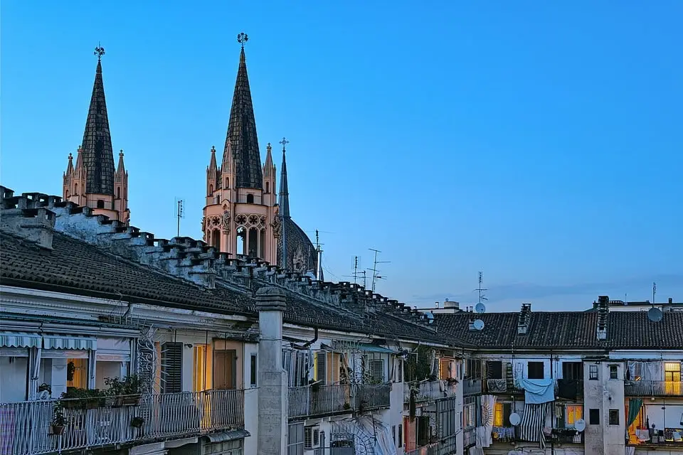 Tramonto su tetti e campanili in città.