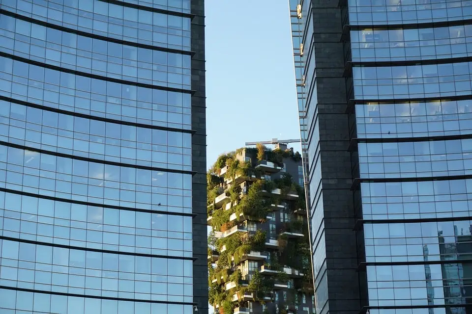 Grattacielo vetrate con giardino verticale integrato.