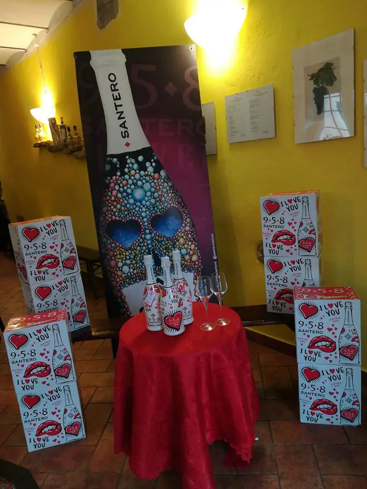 Degustazione vini Santero con decorazioni a tema amore.