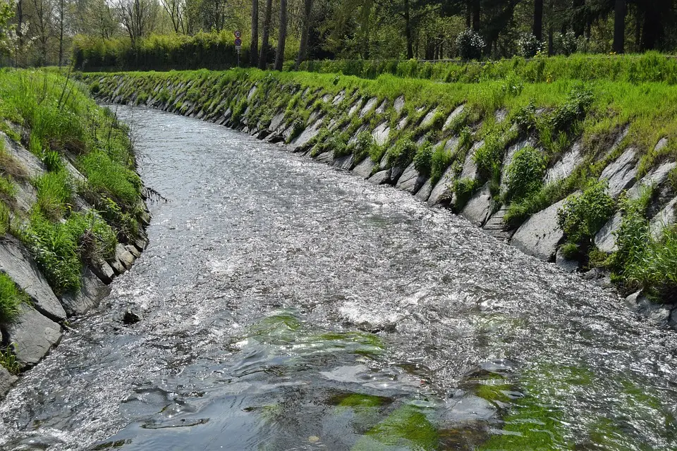 Piccolo fiume con argini rinforzati in pietra