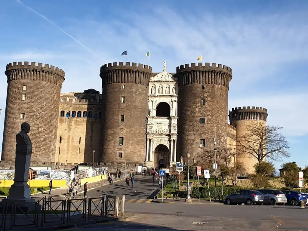 Castel Nuovo, Napoli, giorno limpido.