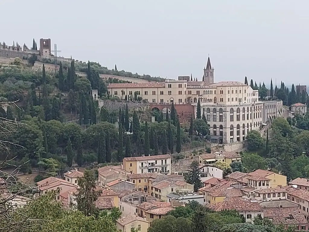 Vista panoramica di un antico borgo italiano.