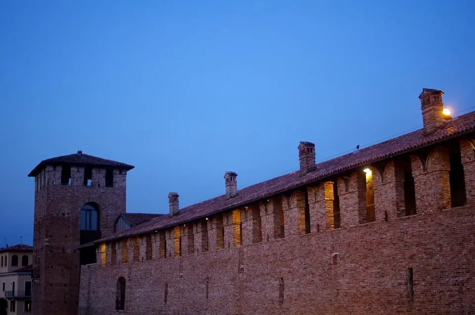 Castello medievale al crepuscolo.