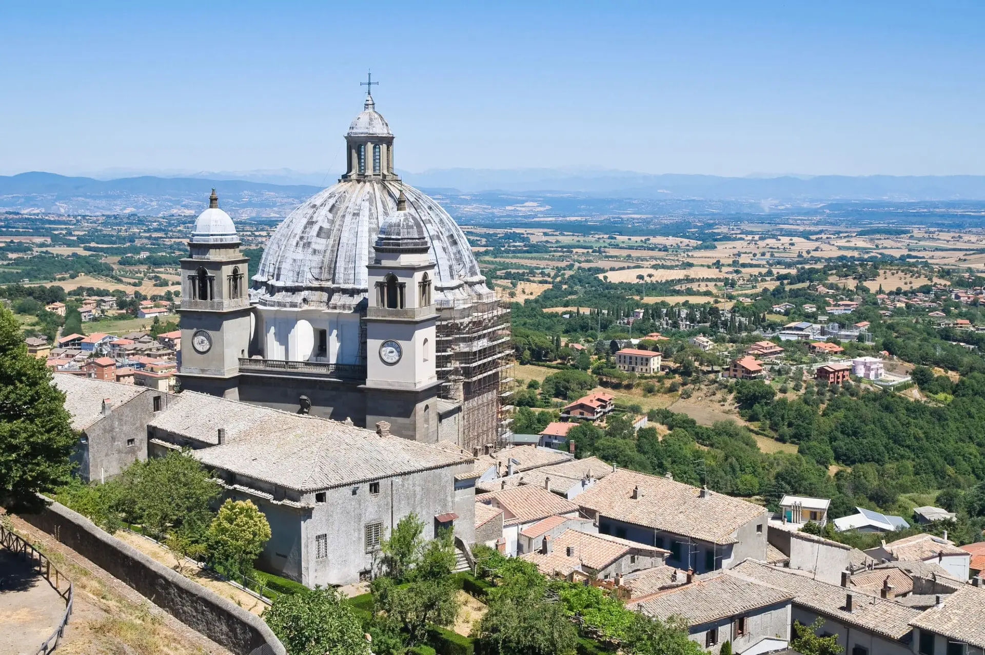 cattedrale di montefiascone. prospettiva della cattedrale di santa margherita. montefiascone. laziale. italia.