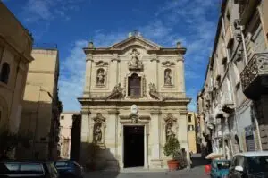 Cattedrale di San Cataldo,Taranto,maestosità cattedrale,architettura romanico-pugliese,Polittico dell'Annunciazione,Crocifisso ligneo,San Cataldo.