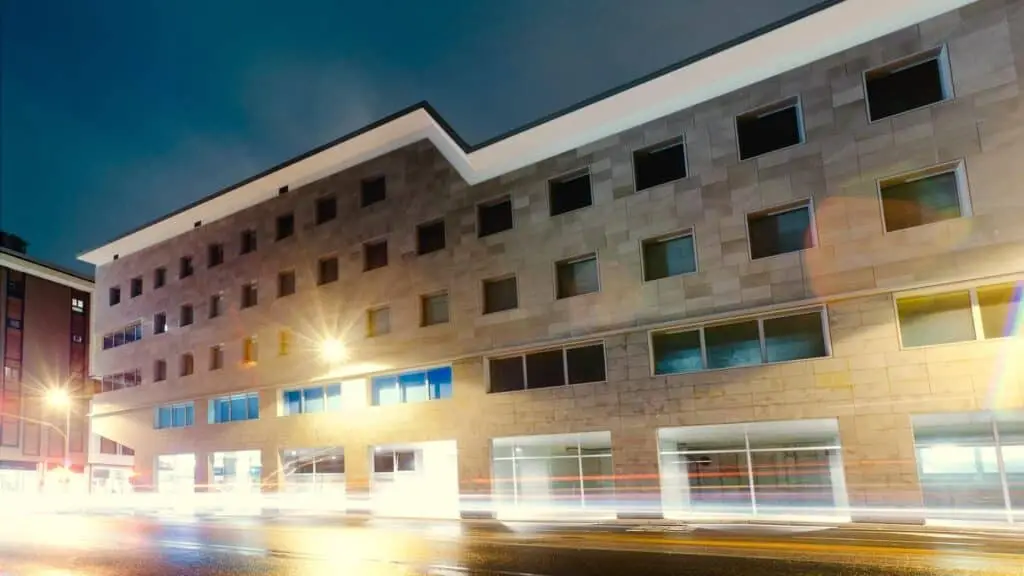 Edificio moderno illuminato di notte con effetto scia.