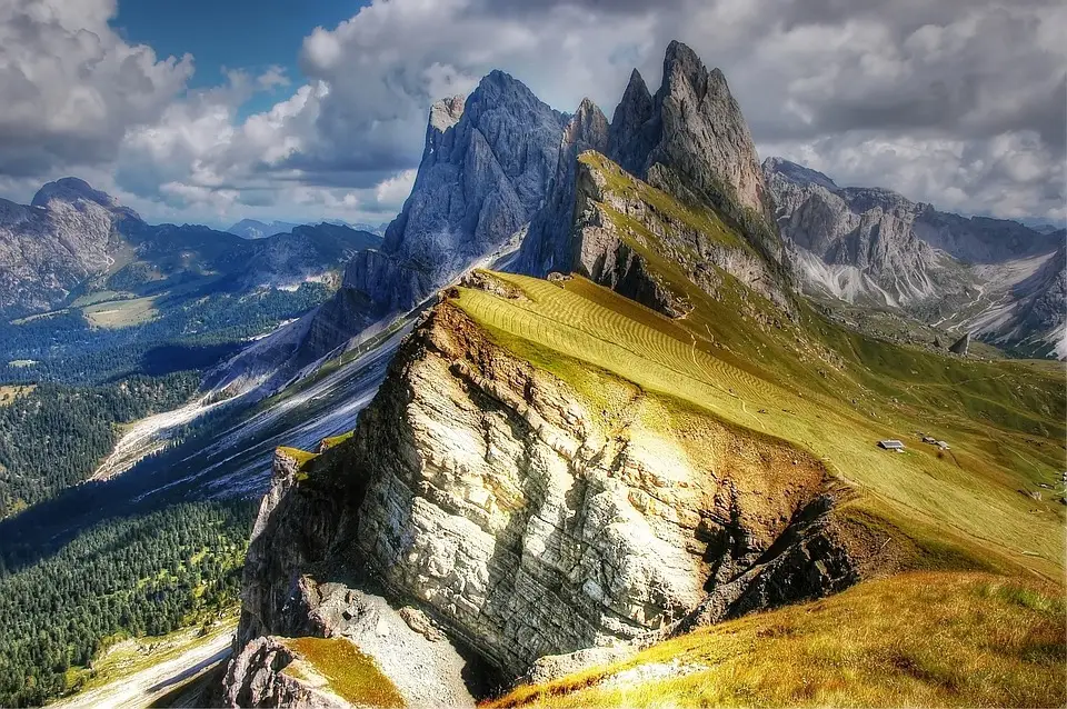 Paesaggio montano delle Dolomiti in estate.