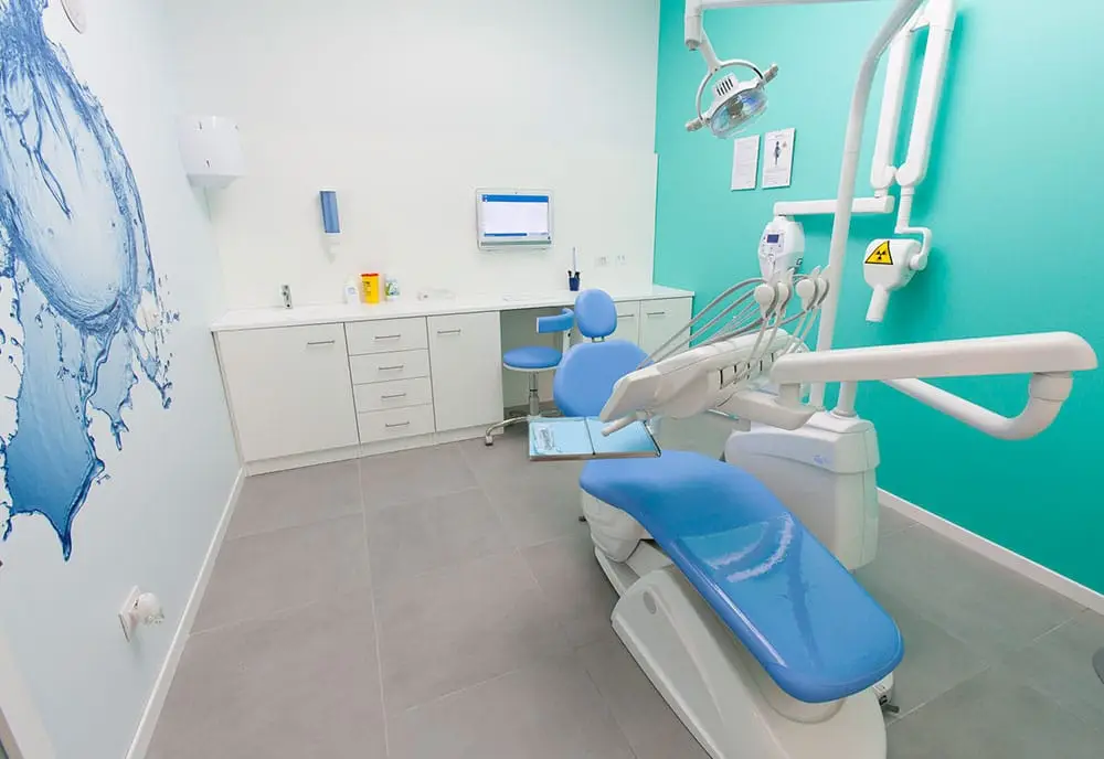 Studio dentistico moderno e attrezzato.