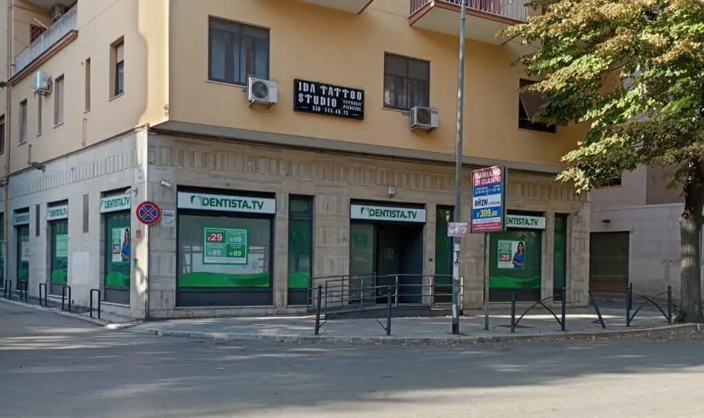 Facciata studio dentistico e tatuaggi in città.