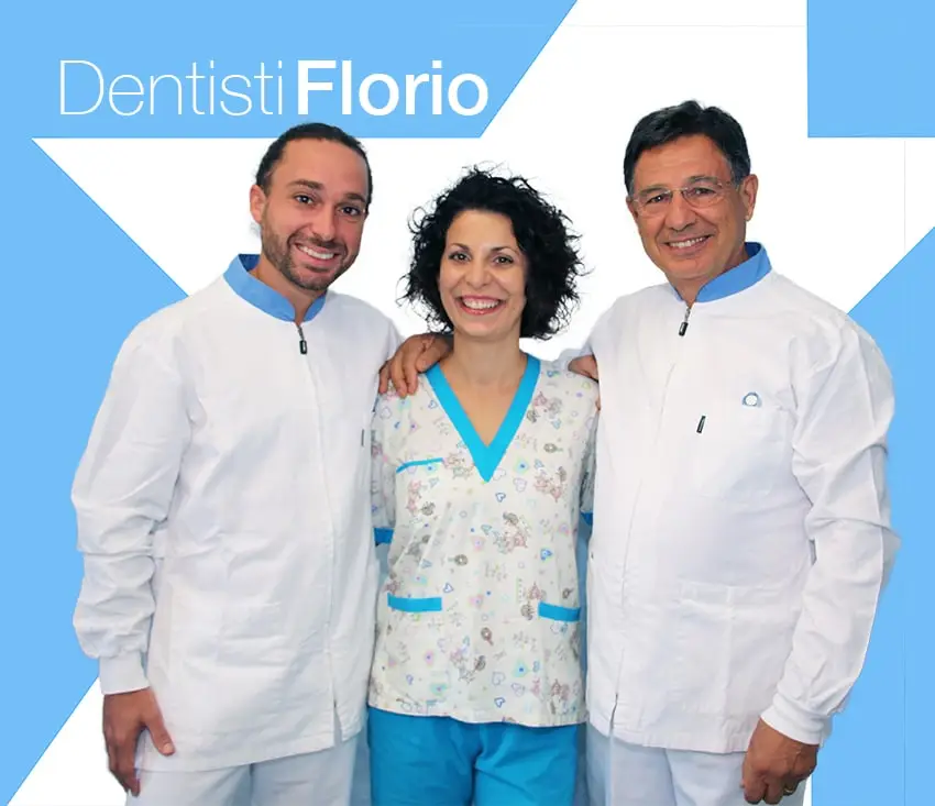 Team di dentisti sorridenti in camice.