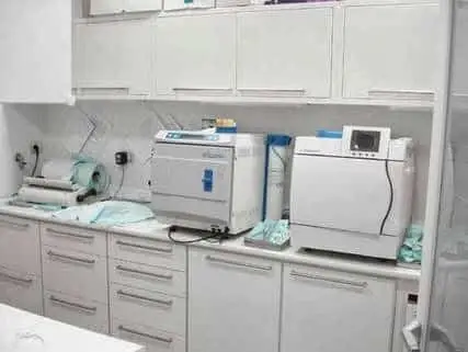 Laboratorio medico con strumentazione analitica.