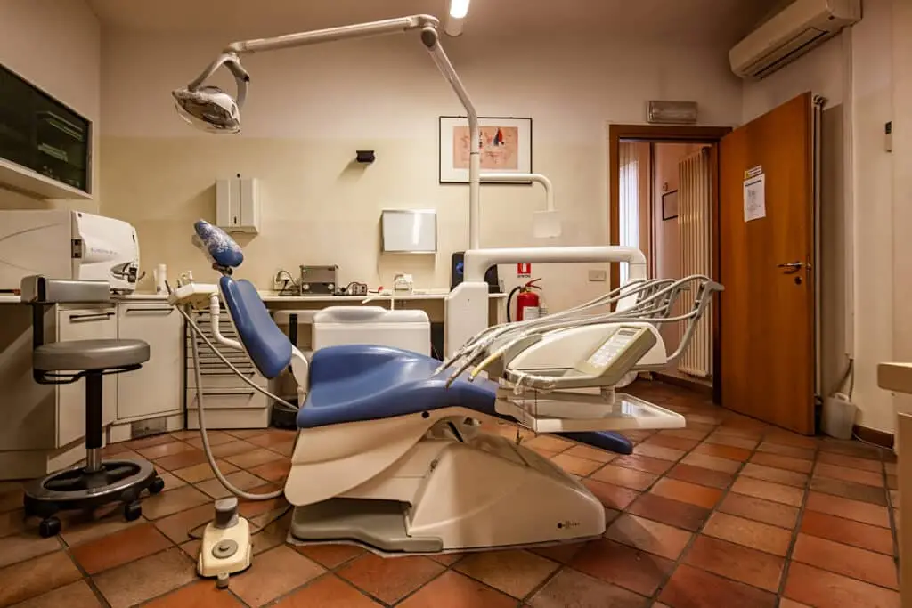 Studio dentistico moderno e attrezzato.