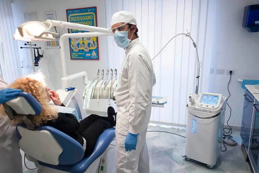 Dentista in operazione con paziente.