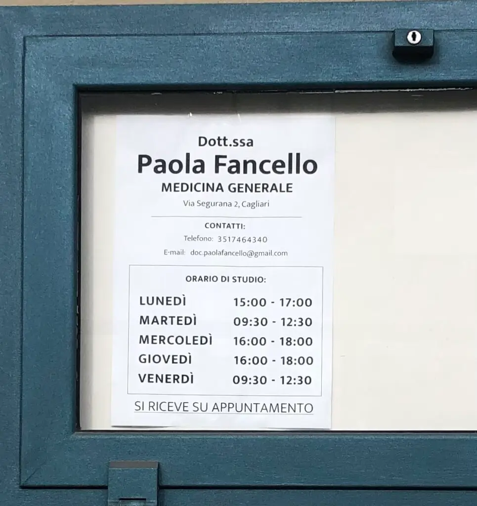 Insegna studio medico con orari di ricevimento.