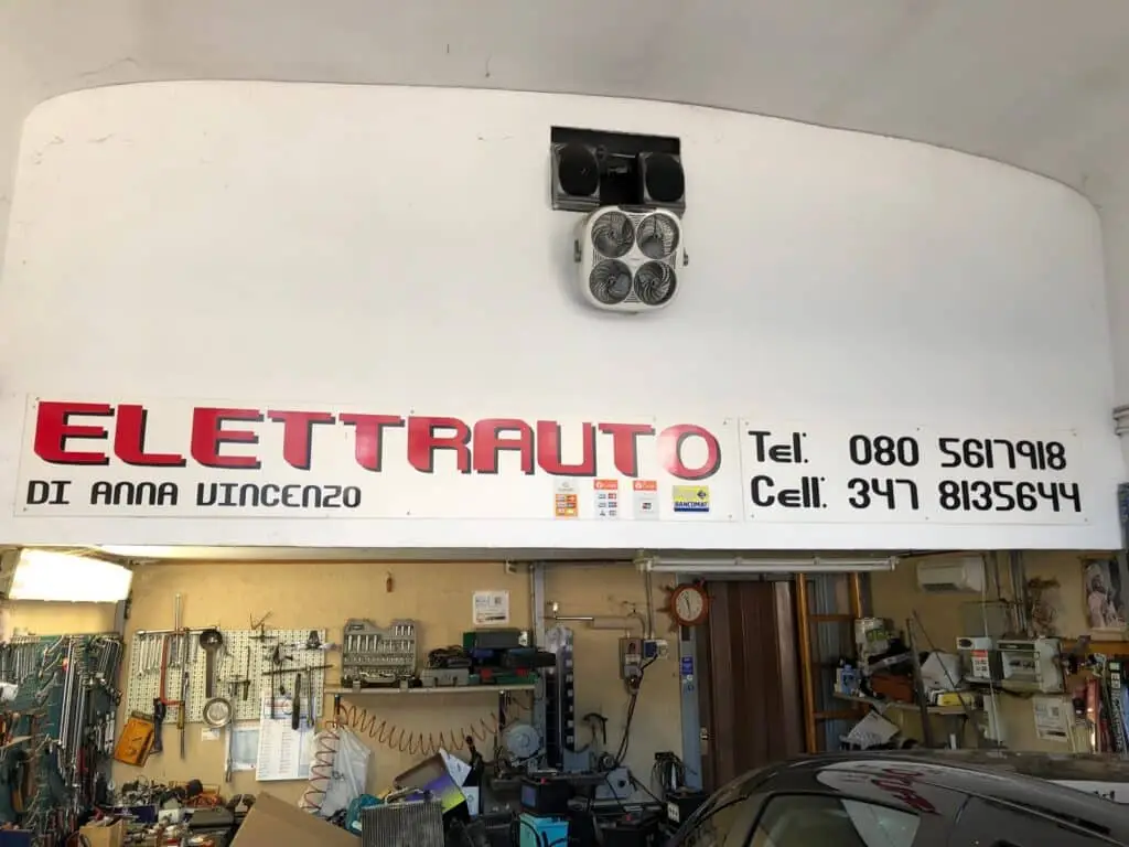 Officina elettrauto con insegna e strumenti da lavoro.