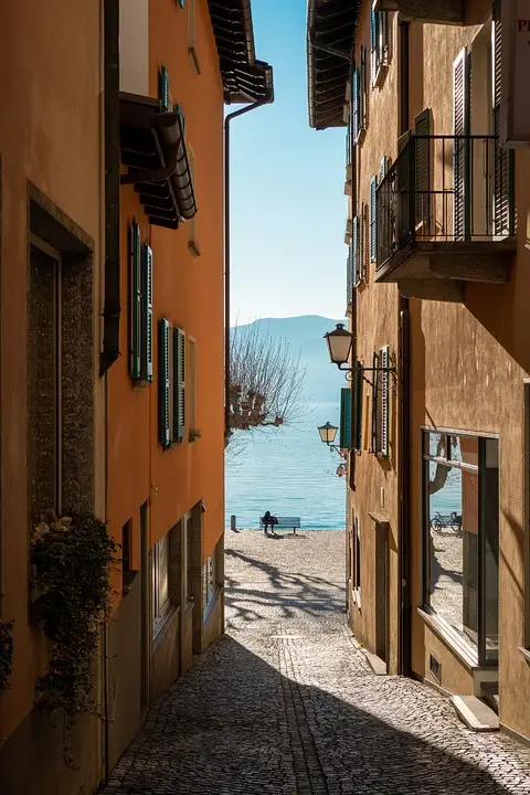 Vicolo italiano che sfocia in vista lago.