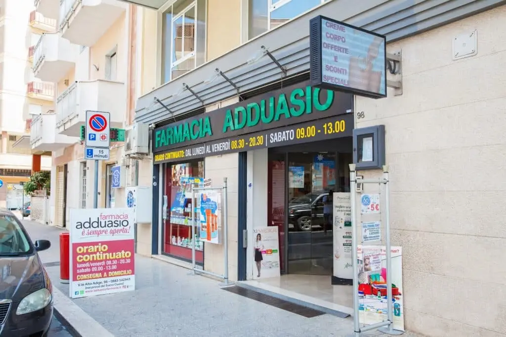 Facciata esterna della Farmacia Adduasio in città.