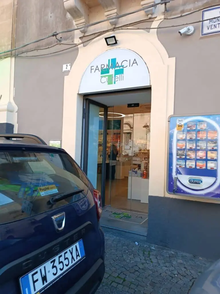 Insegna della Farmacia Cutelli in città.