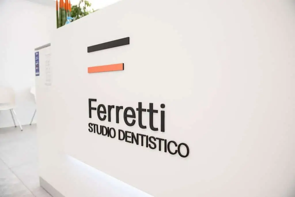 Insegna dello studio dentistico Ferretti.