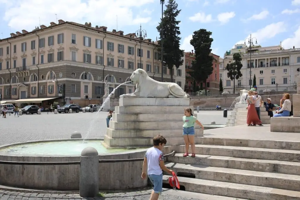 Fontana con leone a Piazza del Popolo, Roma.