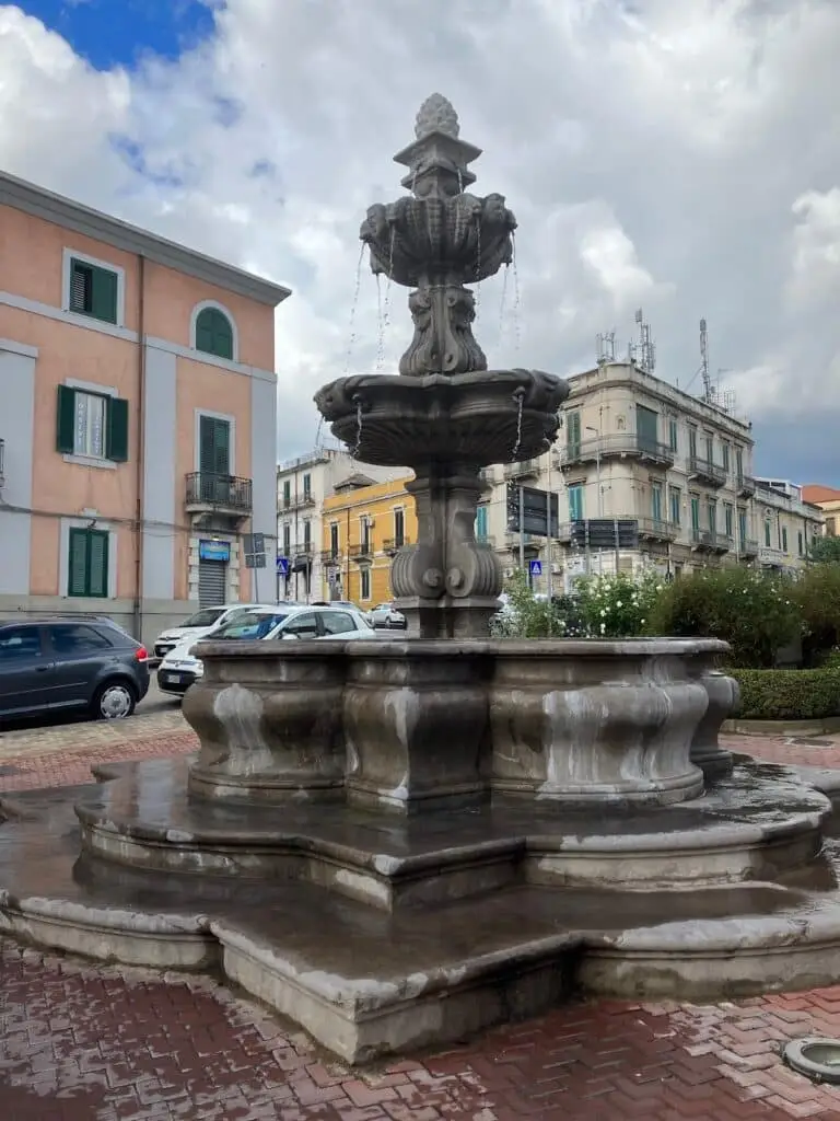 Fontana in pietra in piazza italiana.