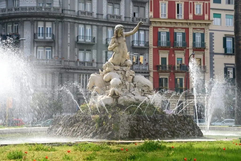 Fontana monumentale con statue e getti d'acqua.