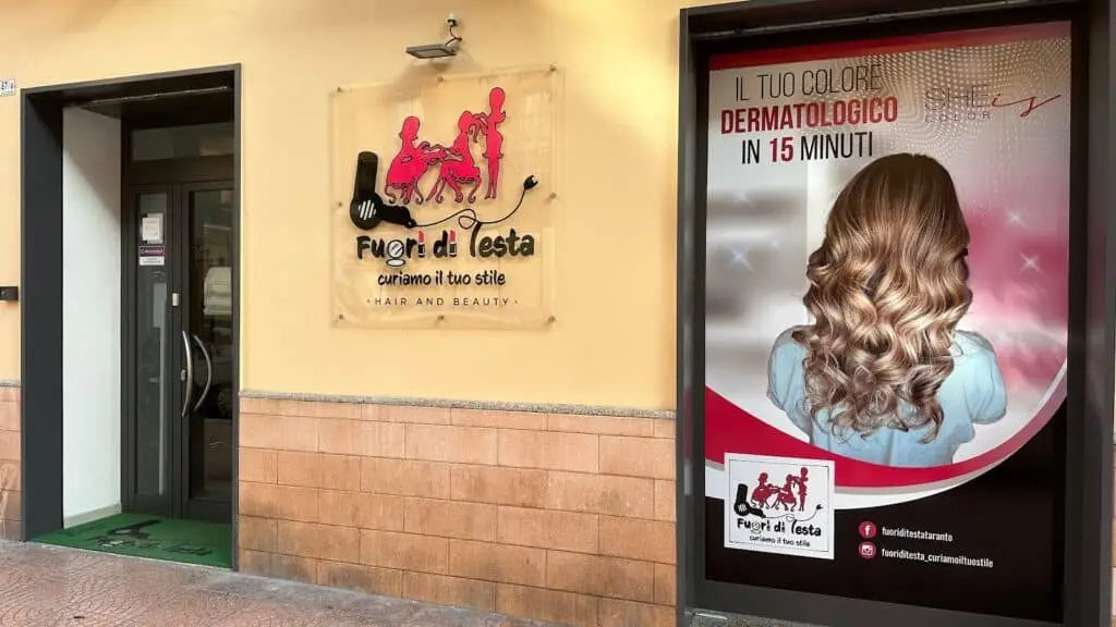 Insegna salone di bellezza "Fuori di testa".