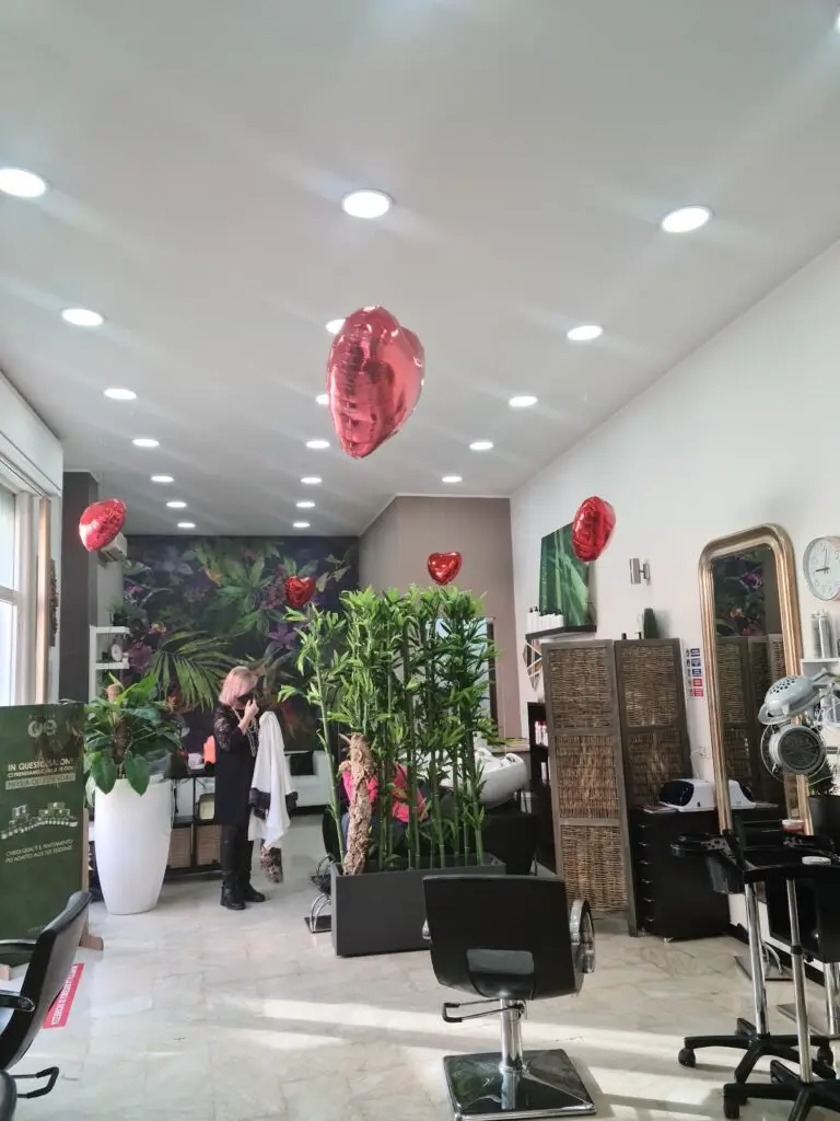 Interno parrucchiere decorato con palloncini a cuore.