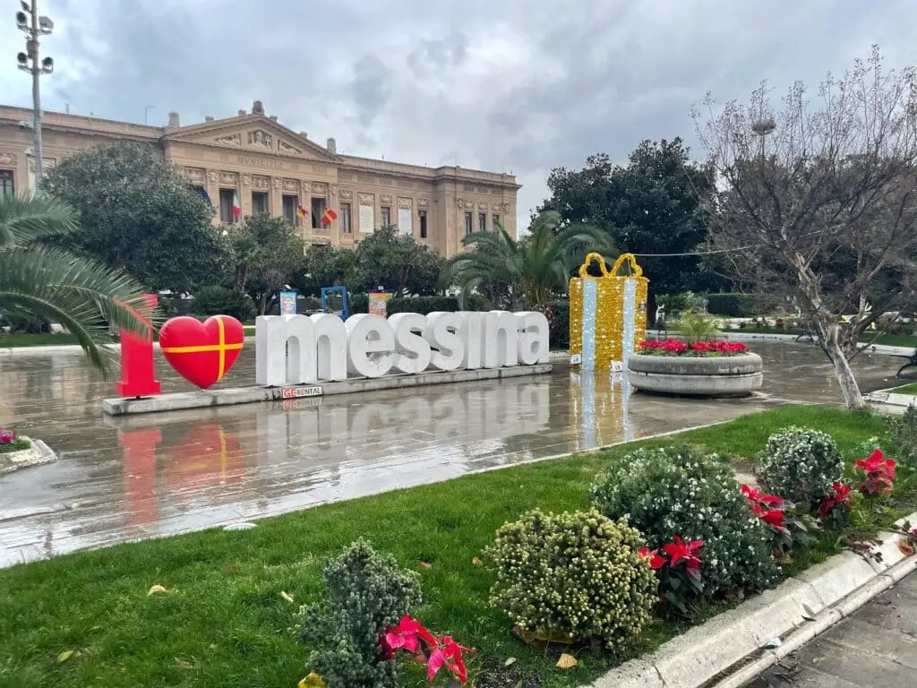 Installazione "I love Messina" con decorazioni natalizie.