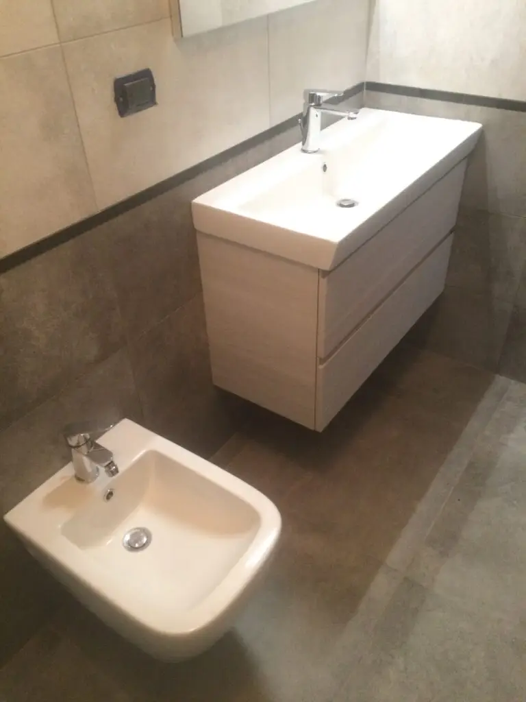 Bagno moderno con lavabo e bidet in ceramica.