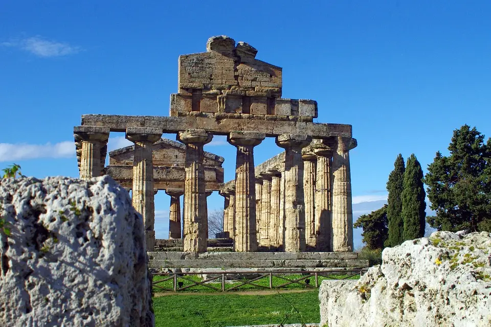 Tempio greco antico, cielo azzurro.