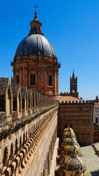 Cupola di chiesa e tetti, architettura italiana.