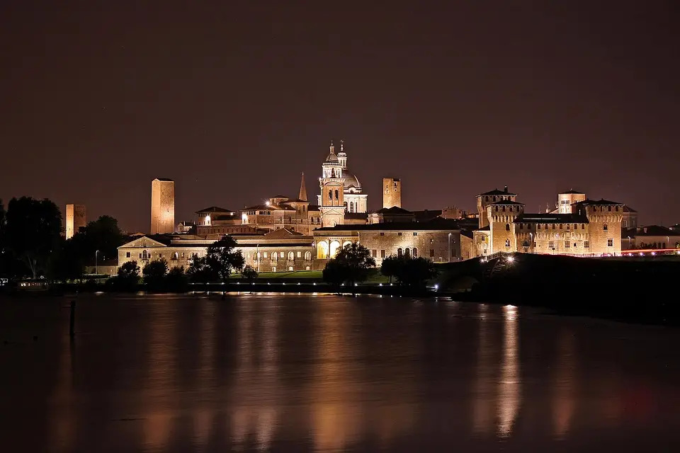 Mantova di notte riflesso sull'acqua.