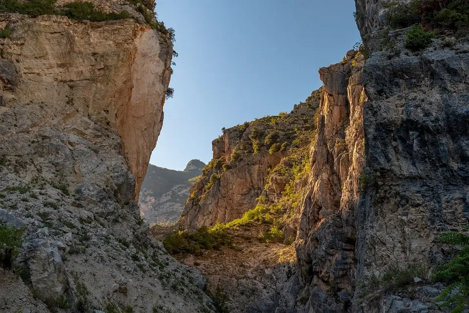 Canyon roccioso illuminato dal sole