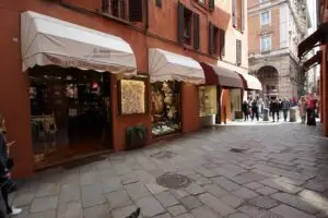 Negozio abbigliamento bambini in strada cittadina.